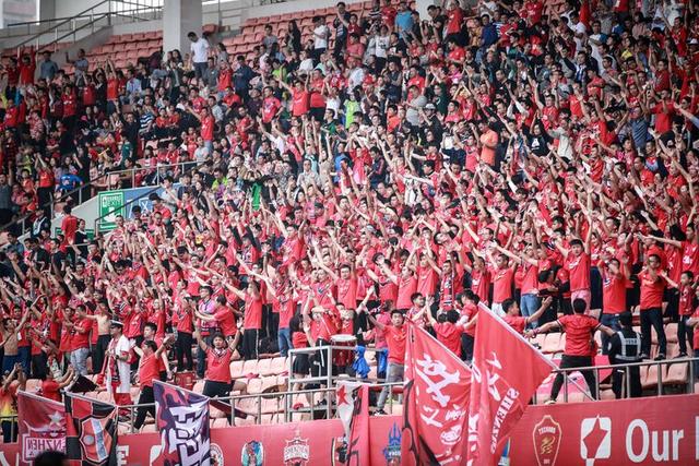 优雅的气质：不是借助气场，而是在行途中留下的韵律